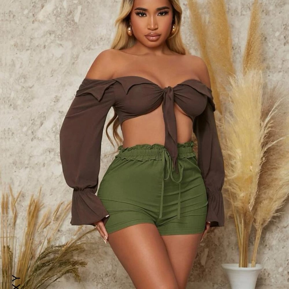 SHORTS DE MUJER DE CINTURA CON VOLANTE DE COLOR VERDE SIZE L